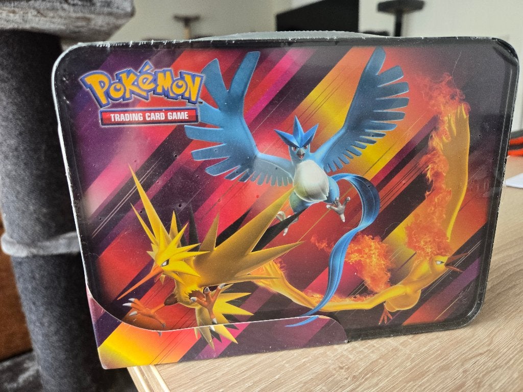 Pokémon Fall 2018 Collector’s Chest Tin, Collections, Collections Autre, Enlèvement ou Envoi, Neuf