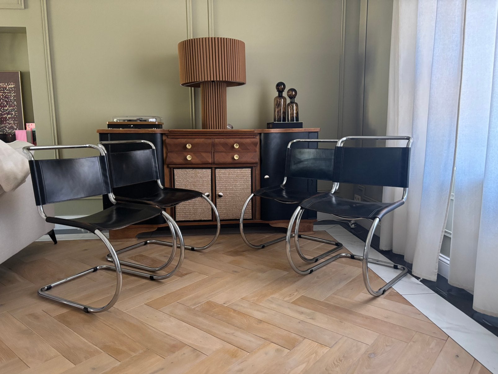 Ensemble de chaises style MR10 / Mart Stam, Enlèvement