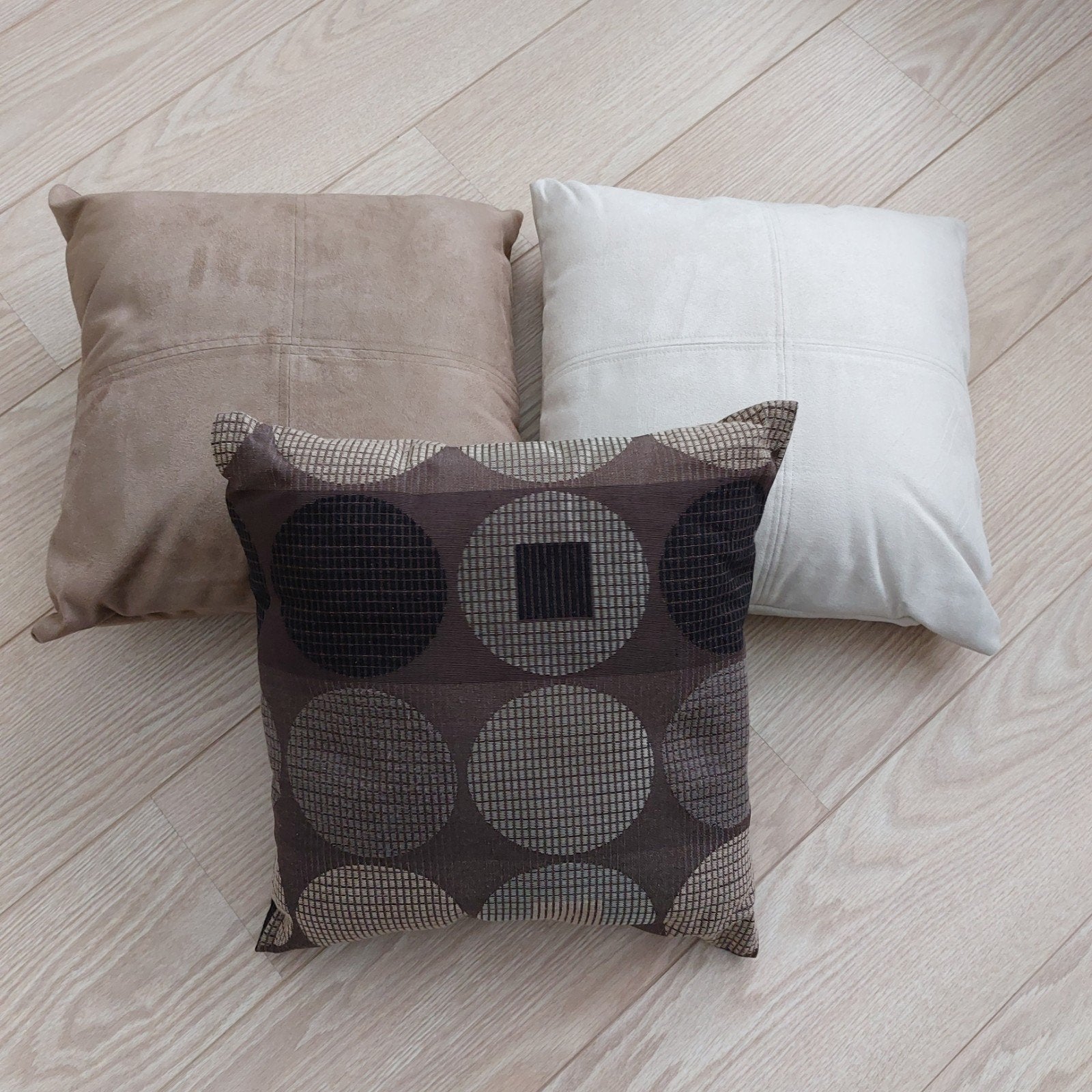 3 sierkussens, Huis en Inrichting, Woonaccessoires | Kussens, Ophalen, Zo goed als nieuw, Beige, Vierkant