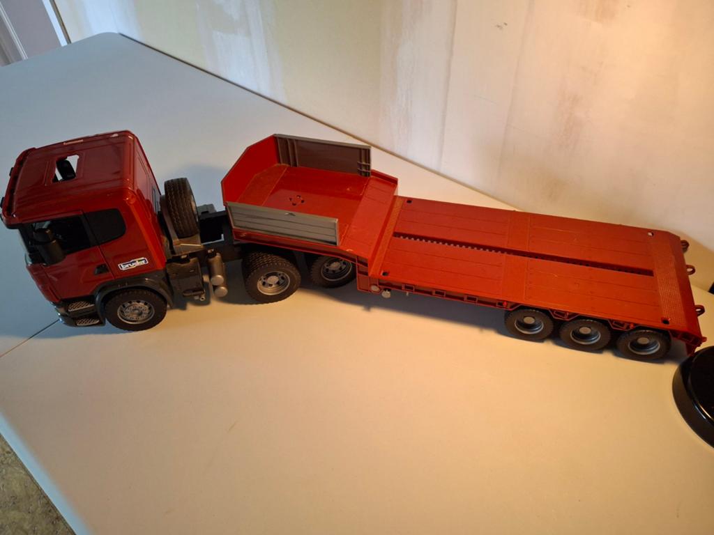 Bruder trekker + dieplader. Gebruikt en licht beschadigd., Ophalen, Gebruikt