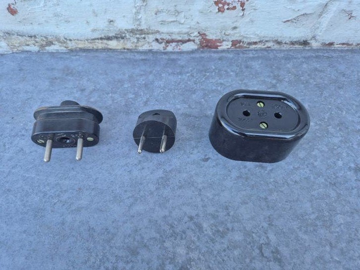 Lot de 20 fiches électriques anciennes VFE en bakélite, Antiquités & Art, Envoi