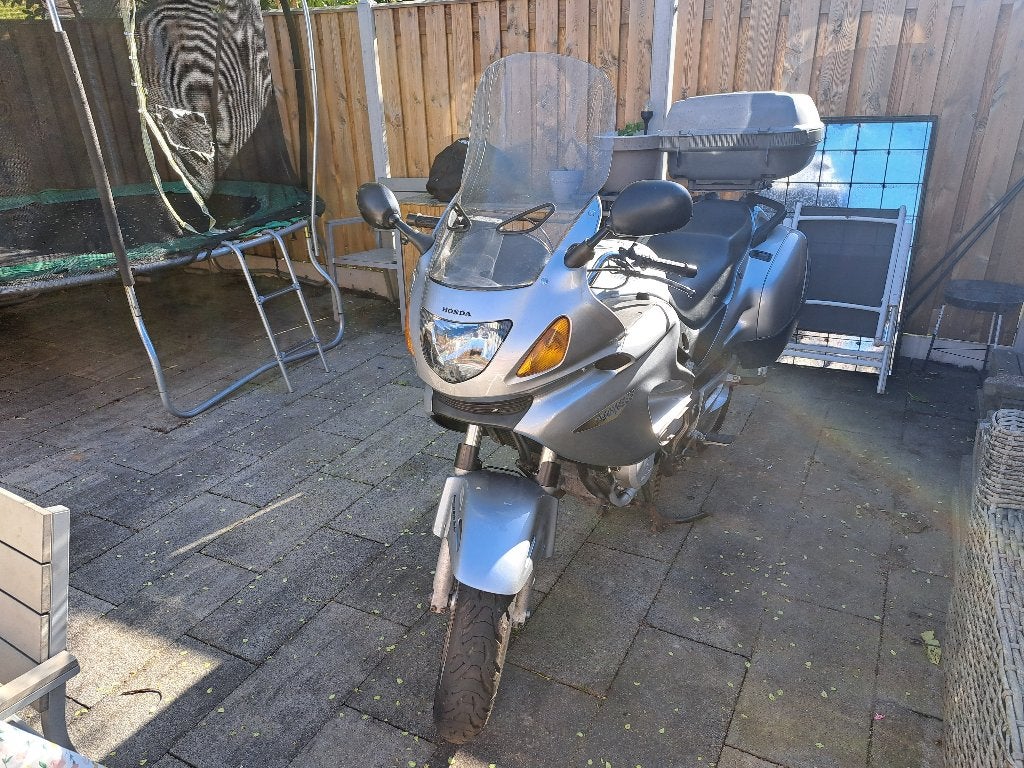 Honda deauville 650cc uit 2003 opknapper te koop / te ruil, Motoren, 2 cilinders, Motorrijbewijs A, Gebruikt, Sportuitlaat