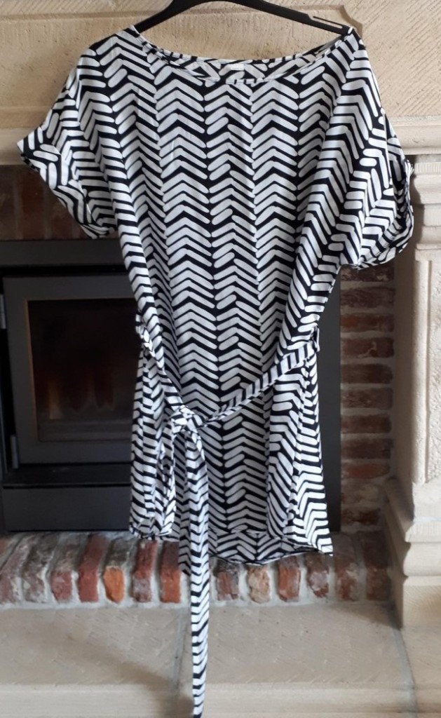 Kort, zomers jurkje - zwart/wit print - maat L - Calze, Kleding | Dames, Verzenden, Zwart, Maat 42/44 (L), Zo goed als nieuw