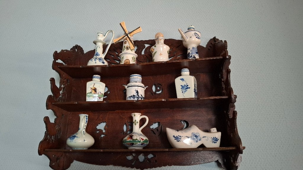 Delfts blauw met  authentiek houten wandrekje/snijwerk, Ophalen