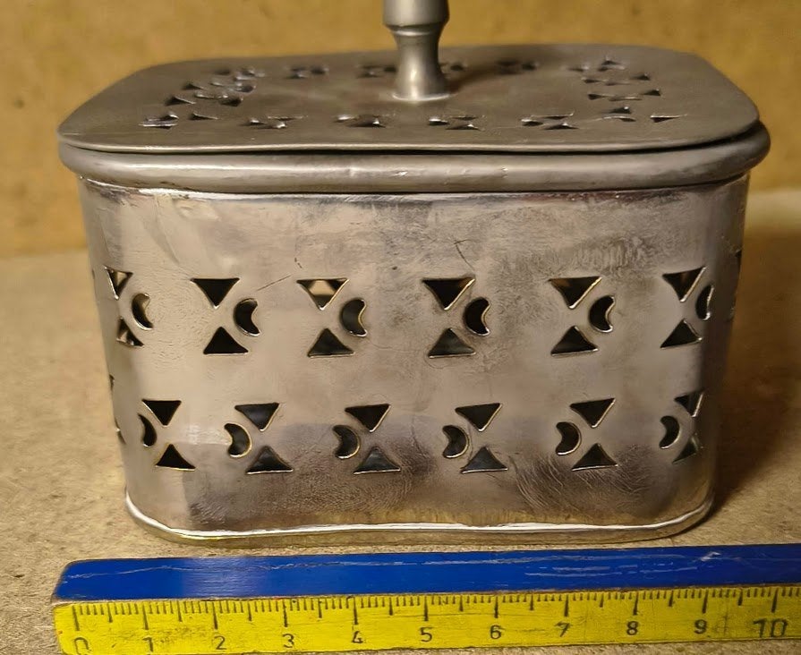Verzilverd/metalen potpourri-doosje met geperforeerd patroon, Huis en Inrichting, Woonaccessoires | Overige, Gebruikt, Metaal