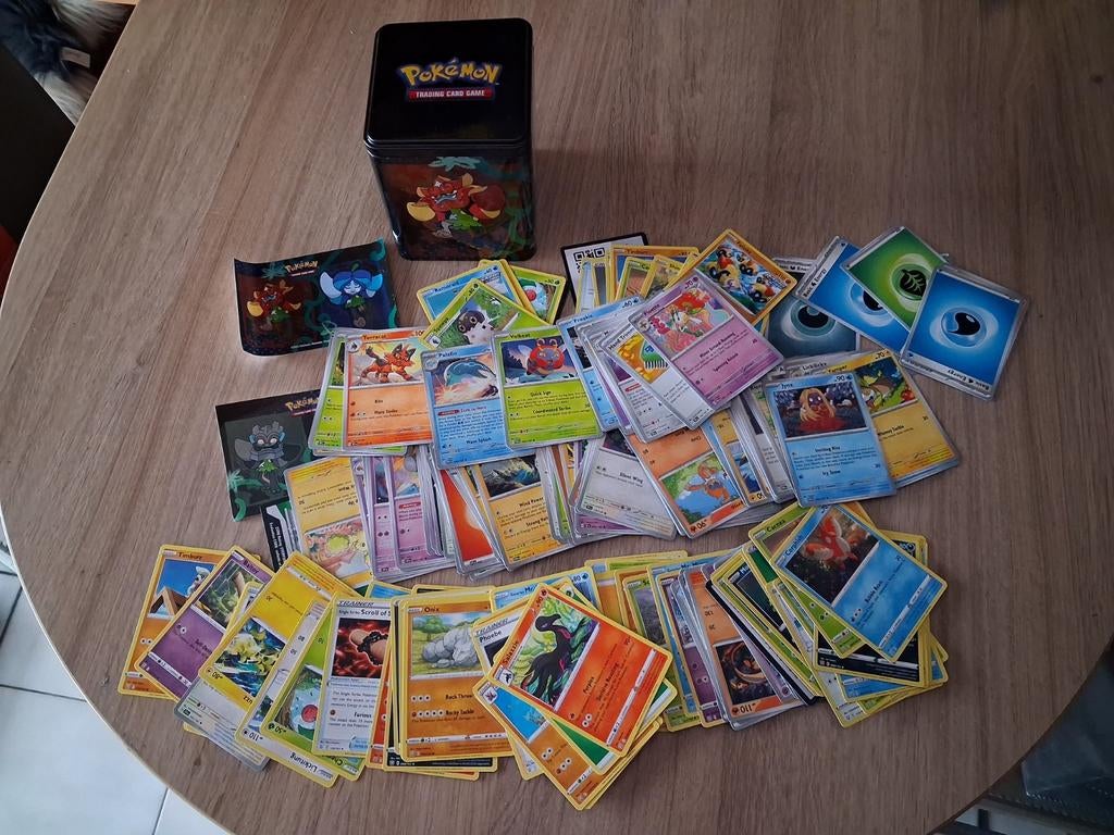 180 cartes Pokémon avec boîte en fer blanc, Enlèvement ou Envoi