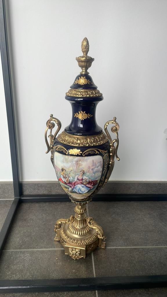 Antieke grote vaas in Sevres stijl, Enlèvement