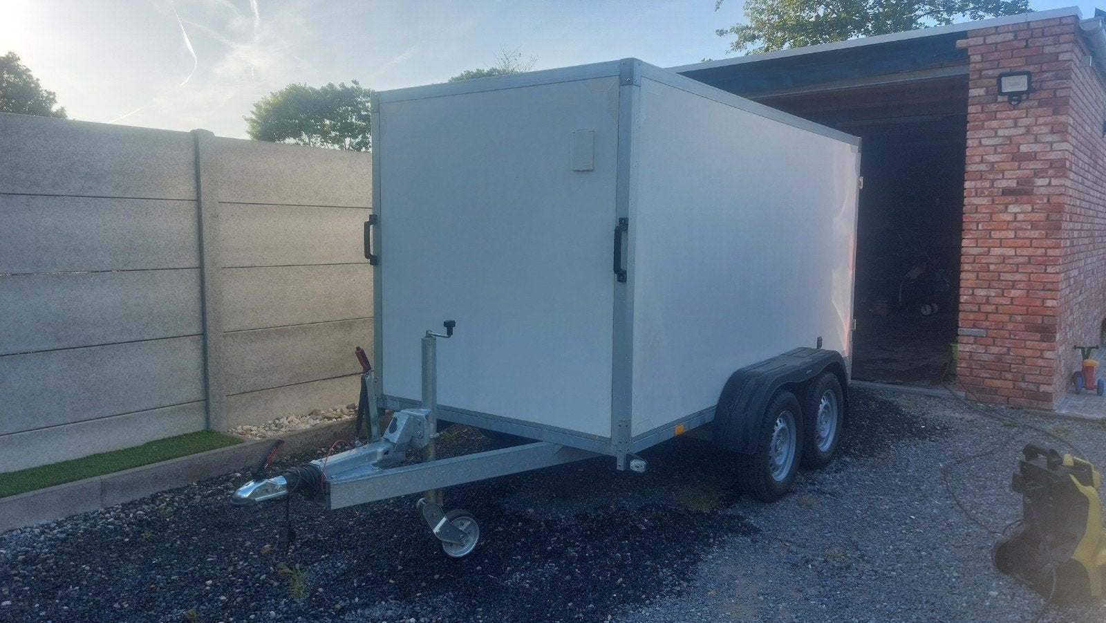 Gesloten aanhangwagen syma, Ophalen