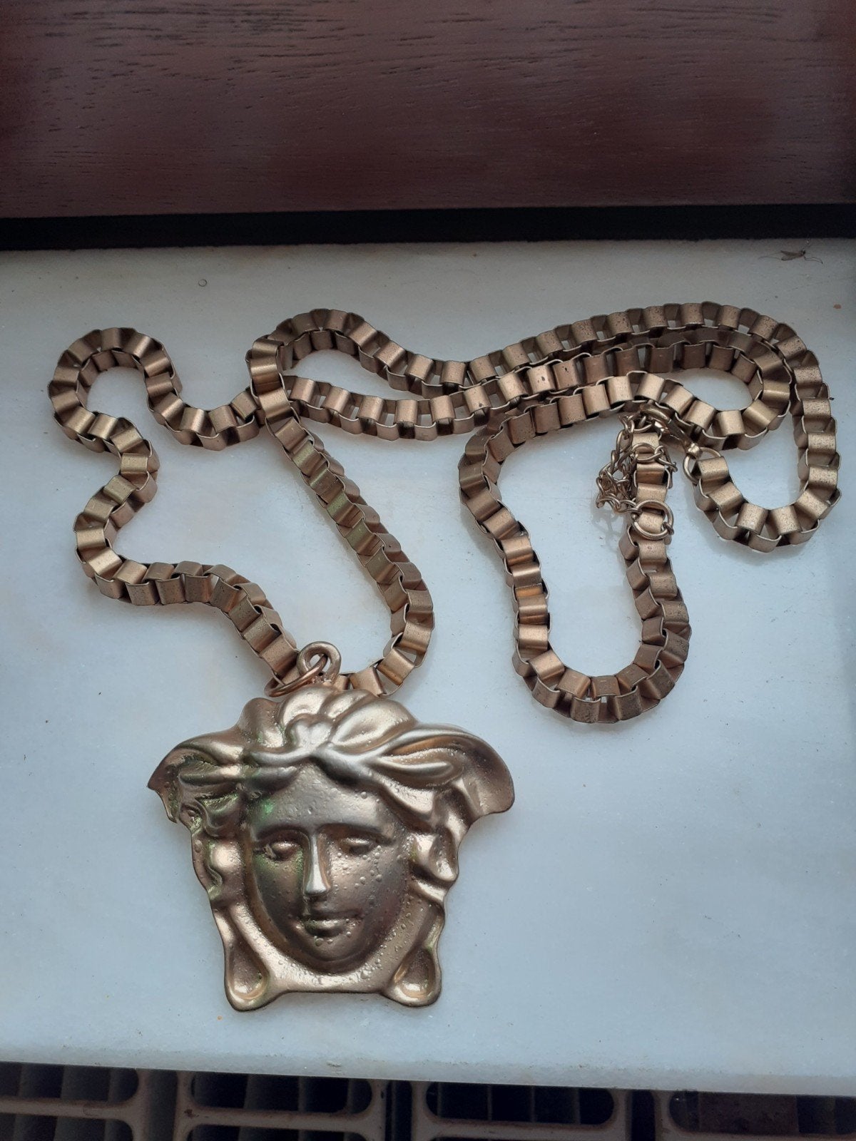 collier meduse, Enlèvement