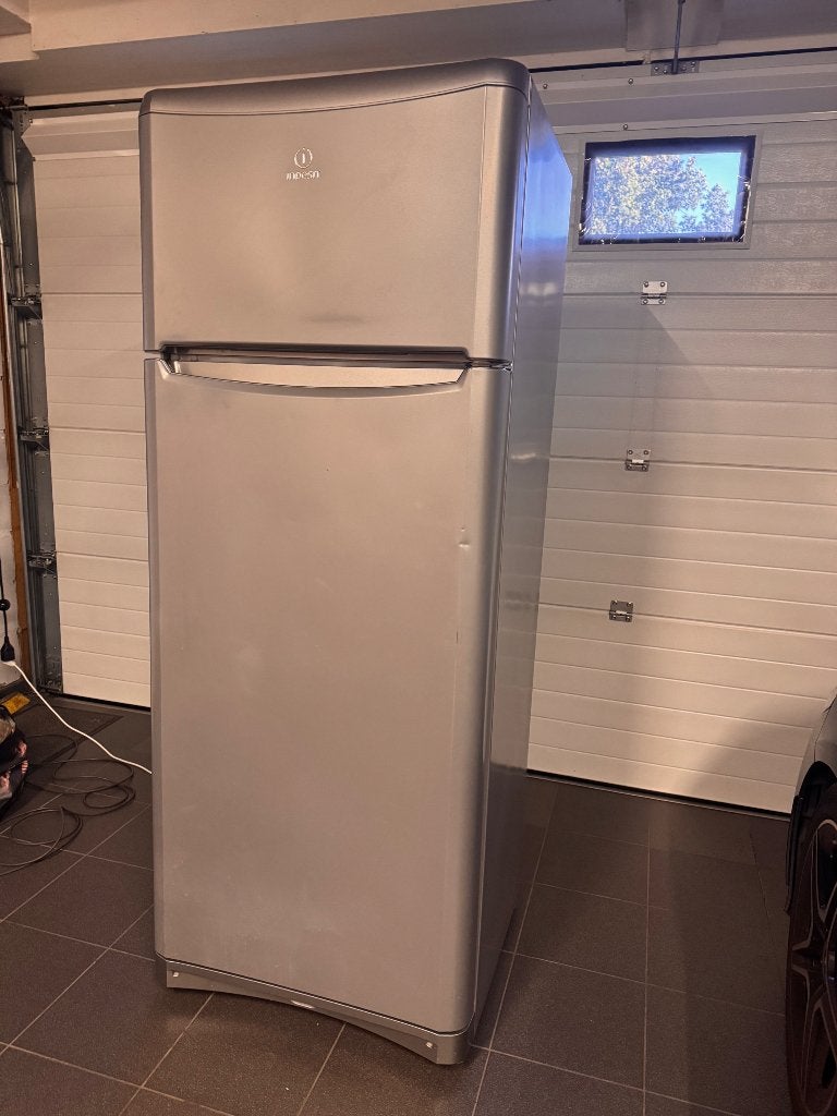 Indesit TAA 5 Koel-vriescombinatie, Classe énergétique A ou plus économe, 160 cm ou plus, Enlèvement, Utilisé