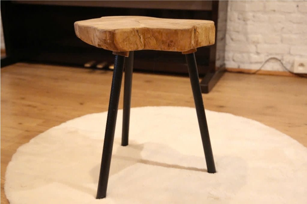 Boomstam krukje / bijzettafel van massief hout, Huis en Inrichting, Krukjes, Zo goed als nieuw, Hout, Ophalen of Verzenden