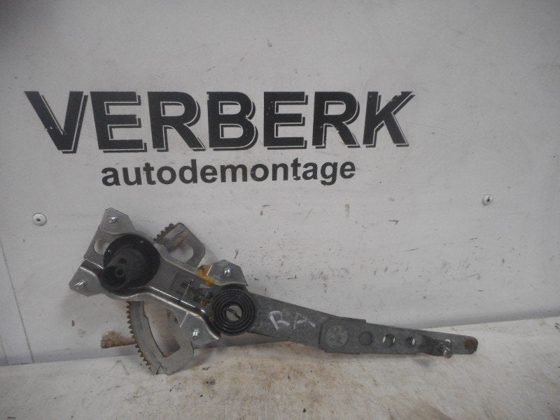 VITRE MECANISME MANUAL ARRIÈRE DROIT 740 Estate (1380285), Info@volvocars.com, Volvo Car Germany GmbH, Siegburger Straße 229
50679  Köln, DE
