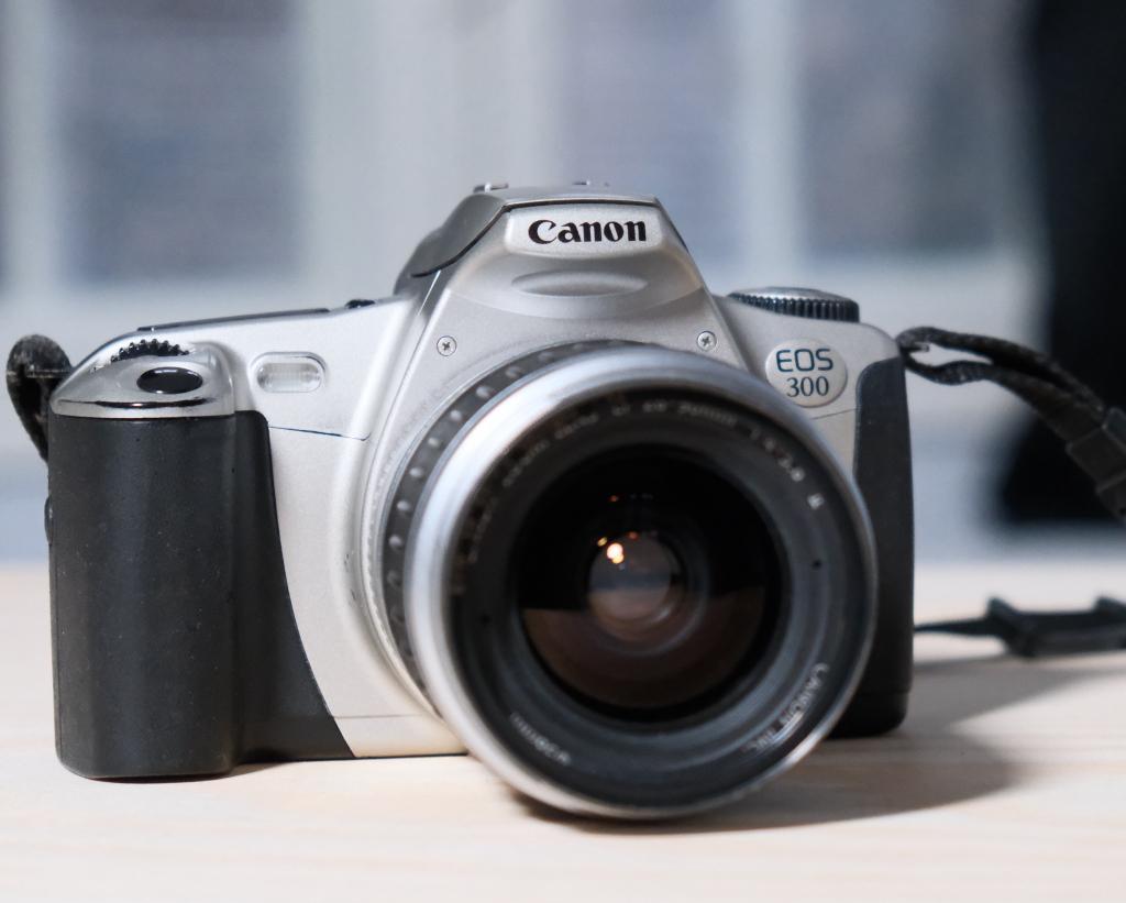 Canon EOS 300 + EF 28-90mm f/4-5.6 | Analoog |, Audio, Tv en Foto, Fotocamera's Analoog, Ophalen, Gebruikt, Spiegelreflex, Canon