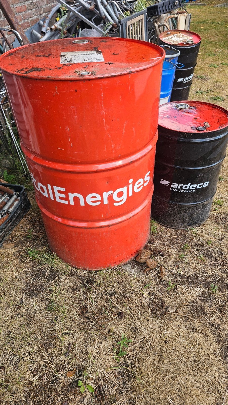 barils de pétrole (1 grand et 5 petits), Enlèvement