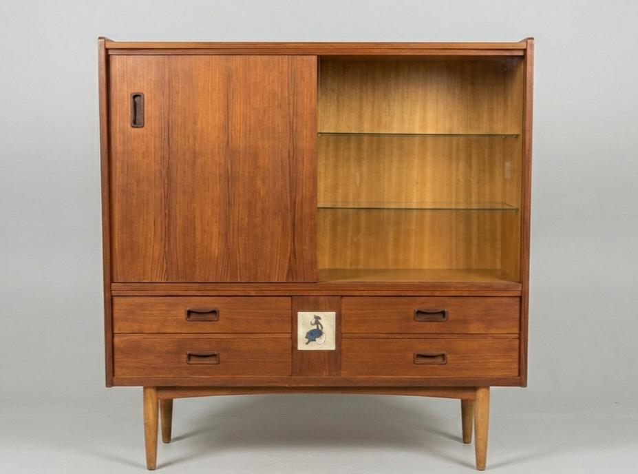 Vintage teak vitrinekast / highboard met keramiek tegel, Huis en Inrichting, Ophalen, Gebruikt, 100 tot 150 cm, Met lade(s)