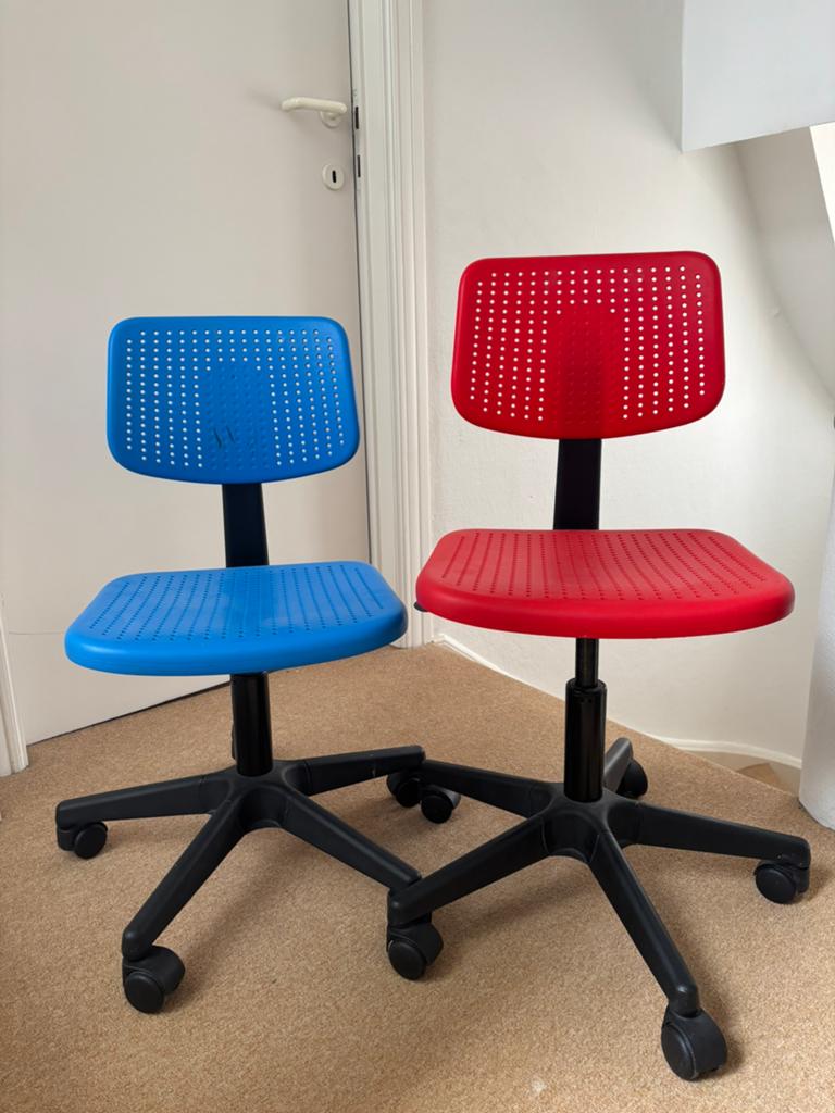 Kinder bureaustoel (set van 2, blauw en rood), Ophalen, Gebruikt, Blauw, Bureaustoel