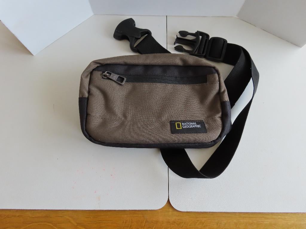 Heub tasje Merk: National Geographic Breed: 23 cm €.10,00, Handtassen en Accessoires, Toilettassen, Ophalen of Verzenden, Nieuw