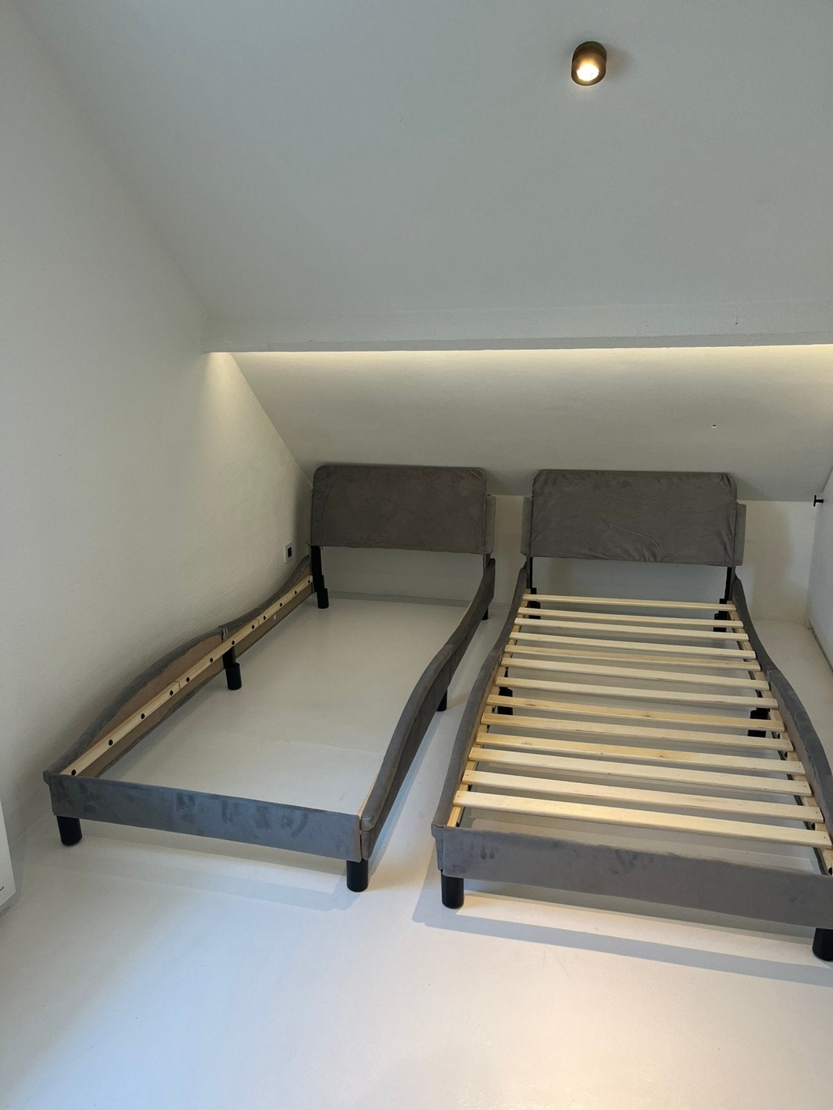 Twee bedden 90x 200.Prijs voor samen 180, Huis en Inrichting, Ophalen, 90 cm, Eenpersoons, Nieuw