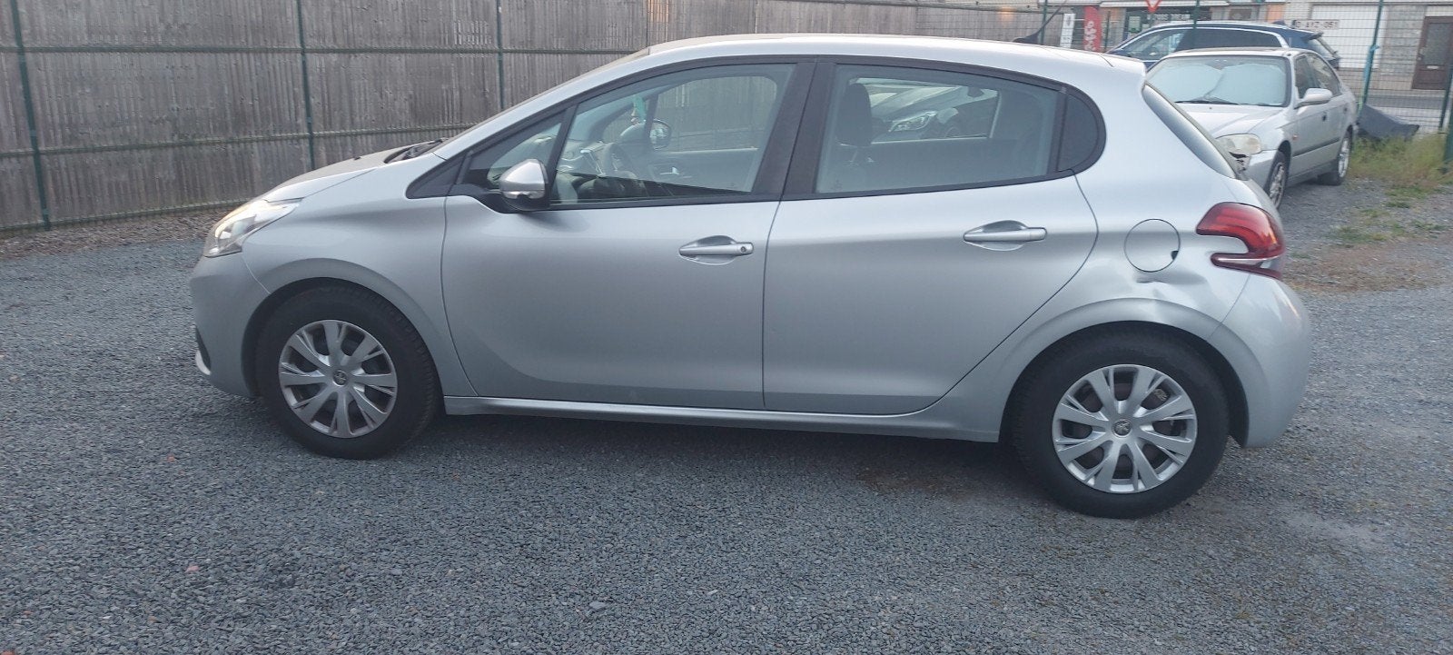 peugeot 208 Bwj 2017 1.2benz 145 000 km A, Autos, Achat, Boîte manuelle, Particulier, Essence