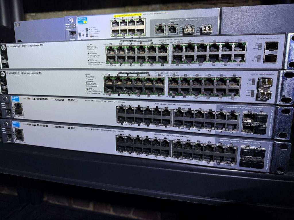 Lot de 5 switches HP / Aruba ProCurve Gigabit – 2x PoE+ 24, Computers en Software, Netwerk switches, Ophalen of Verzenden, Gebruikt