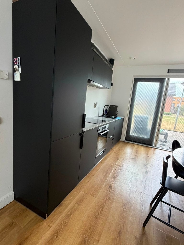 Luxe mat zwarte KVIK keuken inc Bosch apparatuurGEDEMONTEERD, Huis en Inrichting, Zwart, Enkelwandige keuken, Ophalen of Verzenden
