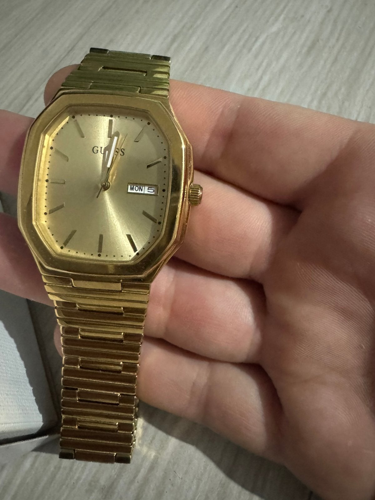 GUESS gouden horloge Zo goed als nieuw model onder garantie, Handtassen en Accessoires, Horloges | Dames, Guess, Ophalen of Verzenden