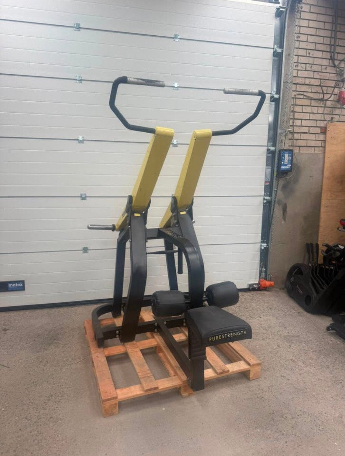 Technogym pure strength lat pulldown / latzug / plate loaded, Sport en Fitness, Ophalen, Gebruikt, Benen, Overige typen