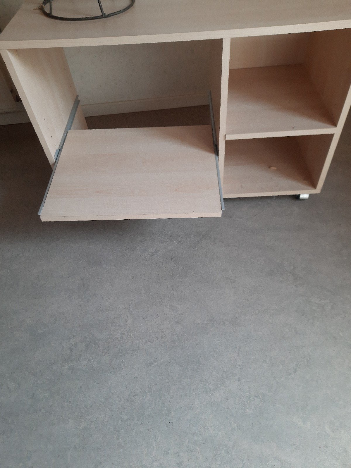 Armoire sur roulettes, par exemple, pour un ordinateur. H60, Maison & Meubles, Armoires | Mobilier de télévision, Enlèvement