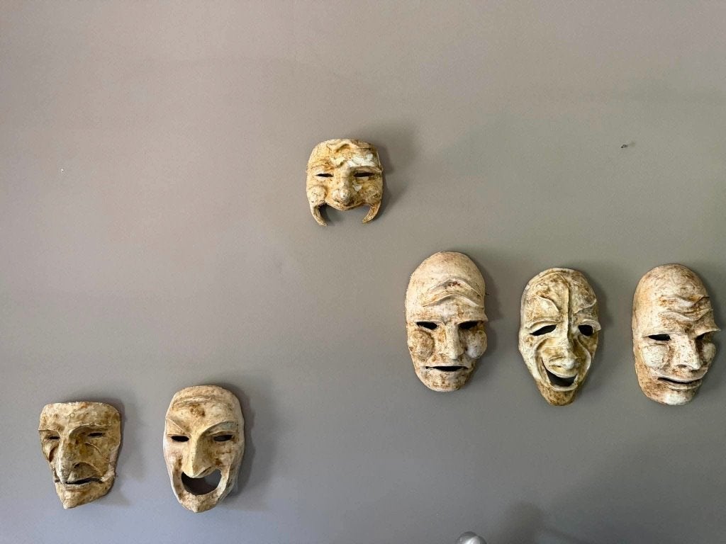 Masques décoratifs, Enlèvement