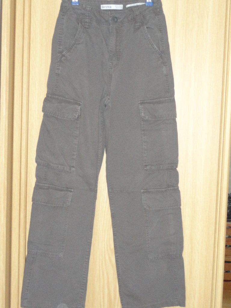 Donkergrijze broek Bershka -Maat 32, Kleding | Dames, Overige kleuren, Verzenden, Bershka, Zo goed als nieuw