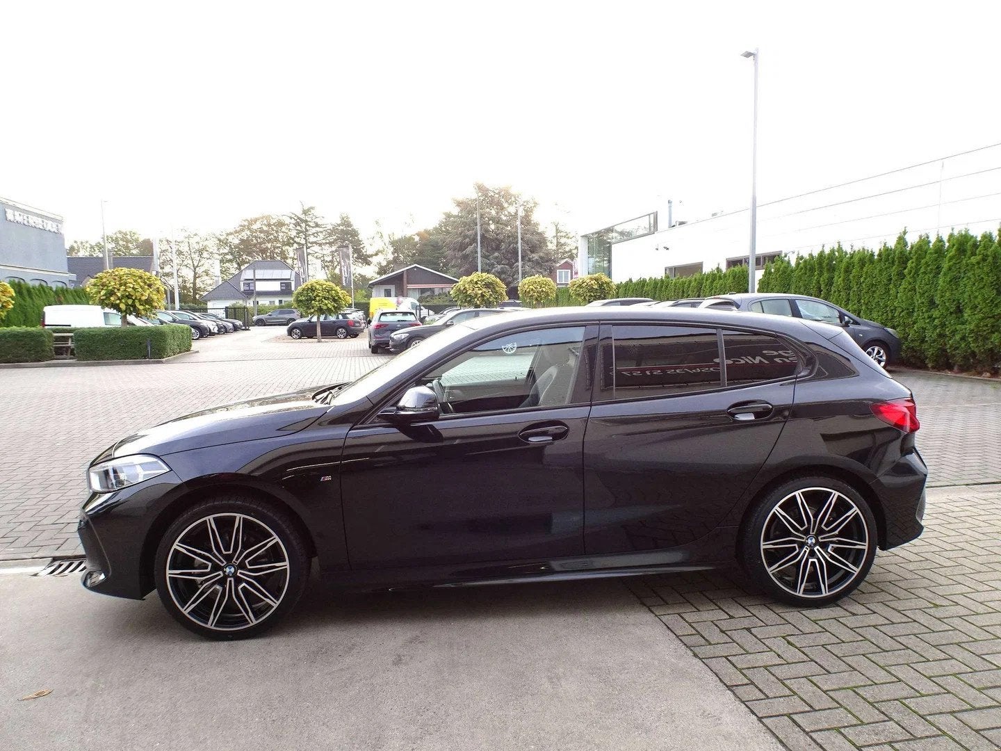 BMW 1 Serie 116 iA M-PACK CARPLAY,SFEERVERLICHTING,SPORTZETE, Auto's, Automaat, Sportstoelen, 1 Reeks, Gebruikt