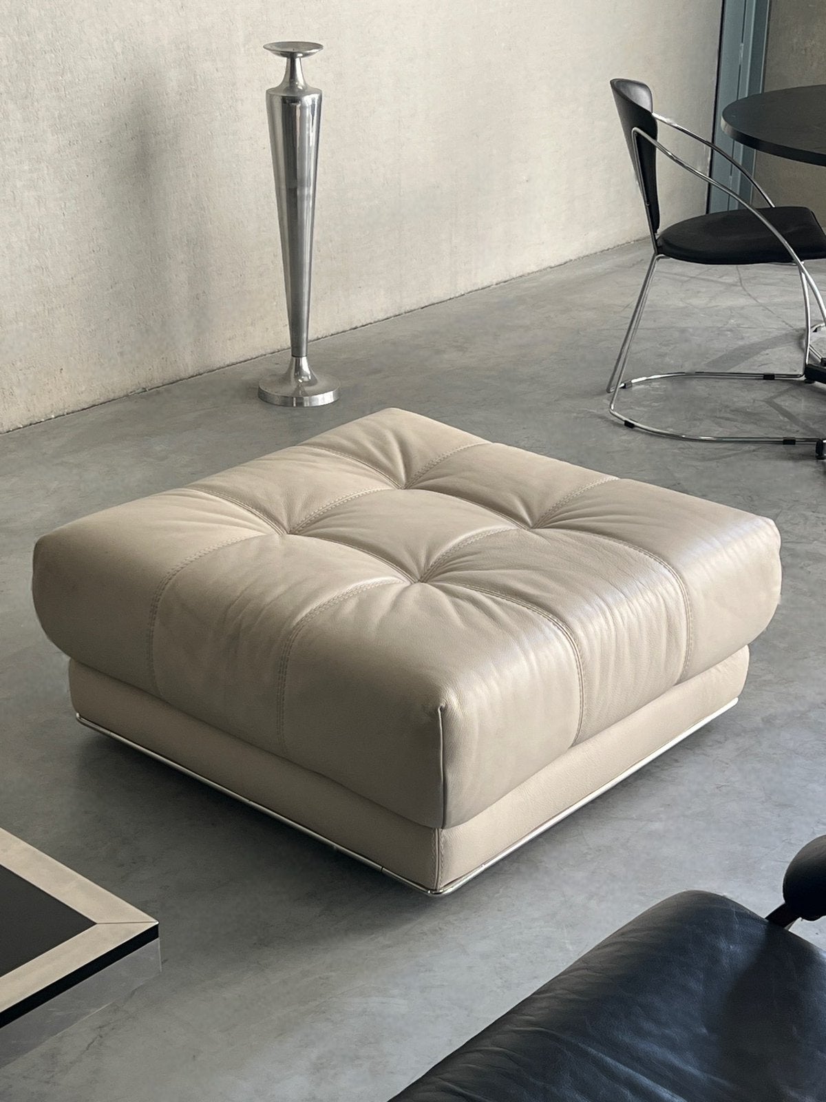 Vintage lederen ottoman / poef met chroom, Huis en Inrichting, Zetels | Voetbanken en poefs, Zo goed als nieuw, Leer, Ophalen