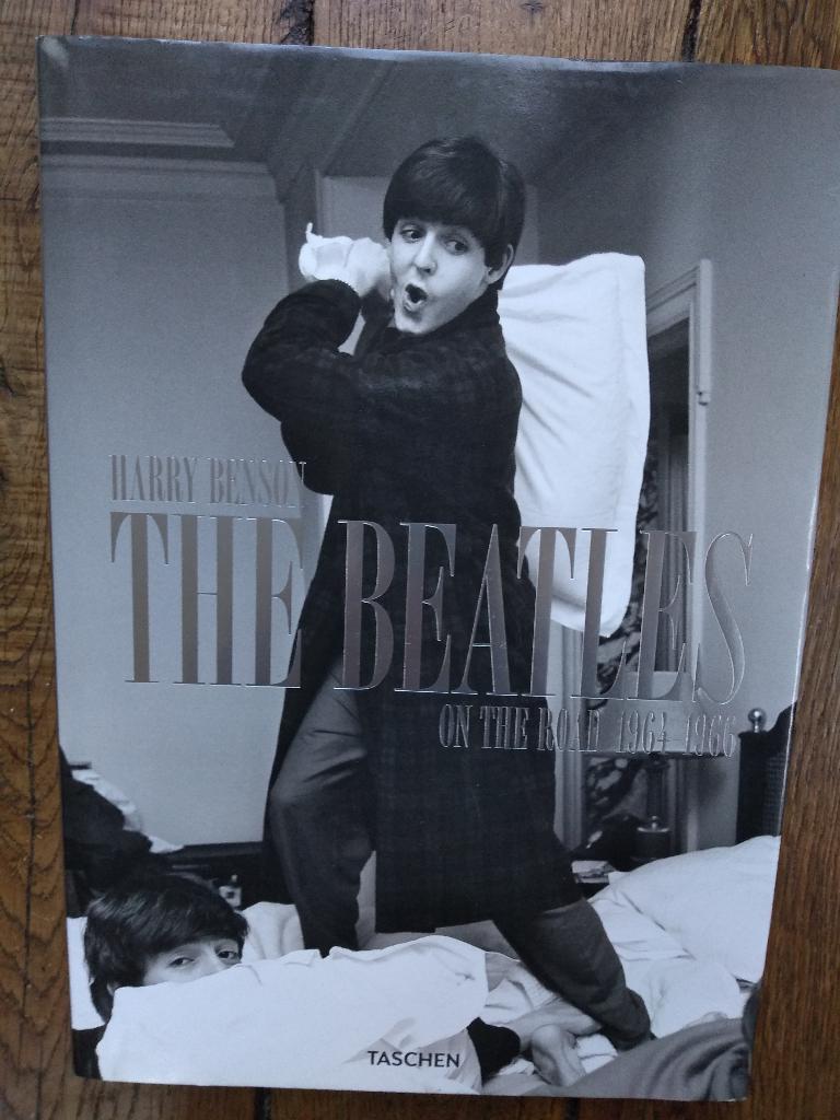 Harry Benson The Beatles On the Road (Als Nieuw), Ophalen of Verzenden, Zo goed als nieuw, Artiest