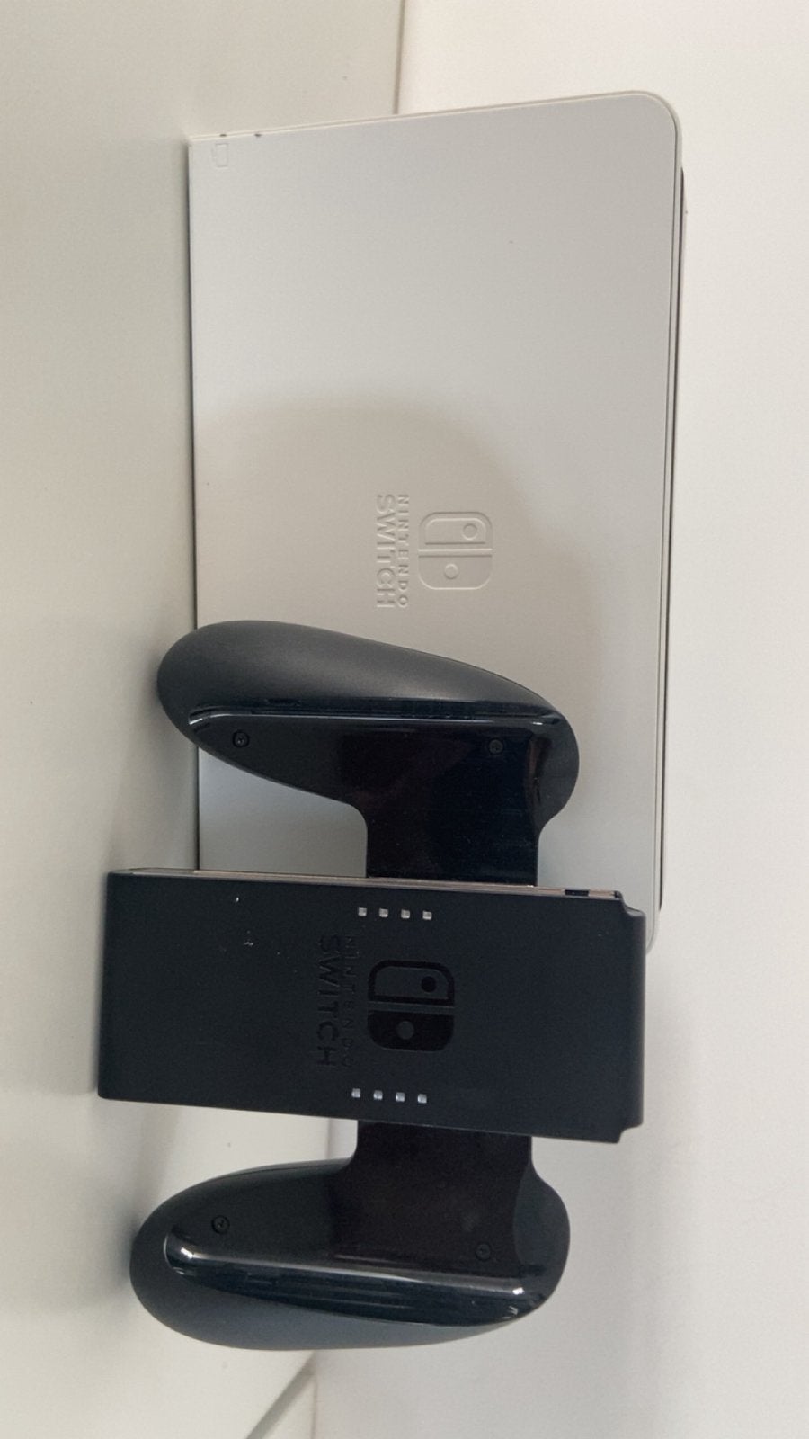 Nintendo Switch OLED Dock + Joy-Con Grip, Huis en Inrichting, Woonaccessoires | Etagères, Ophalen, Zo goed als nieuw, Kunststof