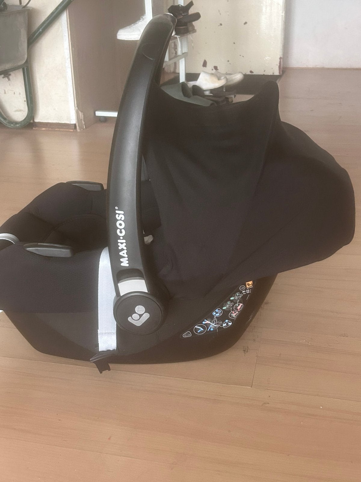 Maxi-Cosi CabrioFix i-Size (Essential Black), Ophalen, Zo goed als nieuw, Maxi-Cosi