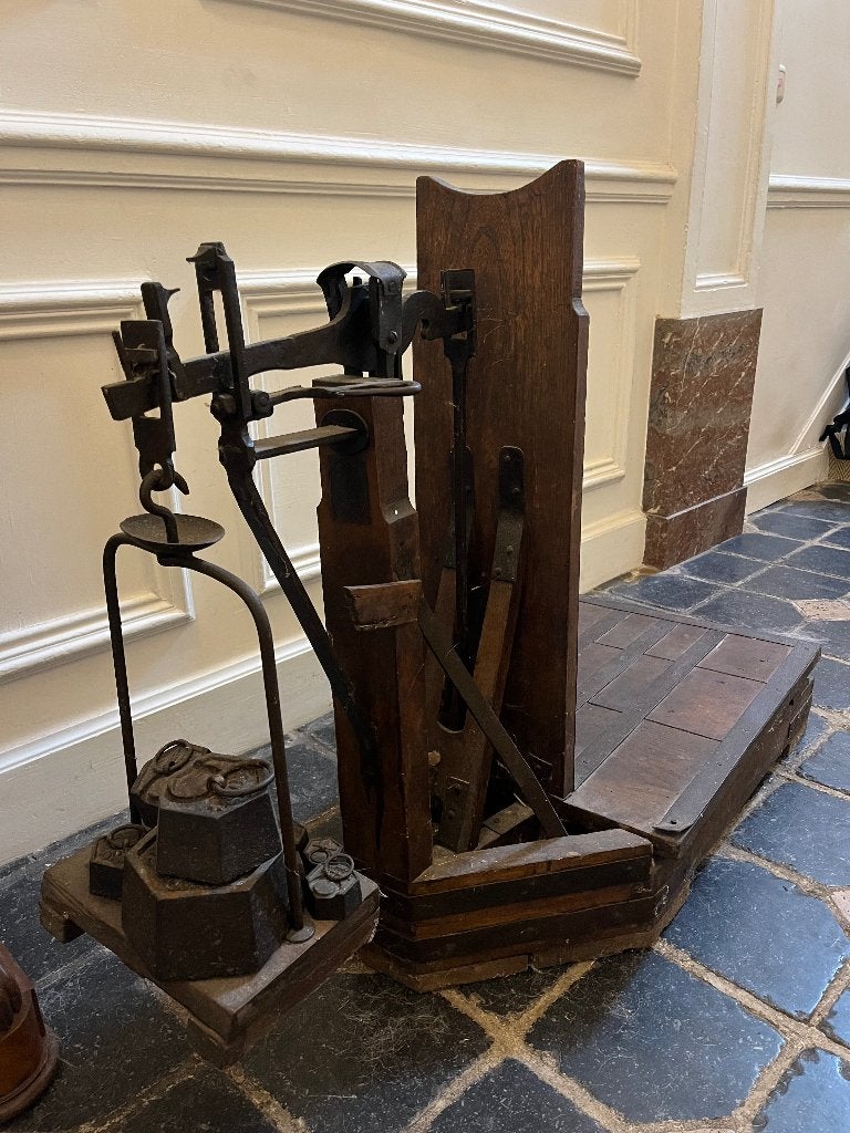 Oude gestempelde houten weegschaal, Ophalen