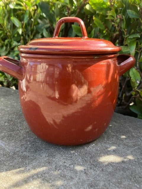PETITE MARMITE VINTAGE EN ÉMAIL BRUN DIAM : 16 CM. H : 11 CM, Antiquités & Art, Enlèvement ou Envoi