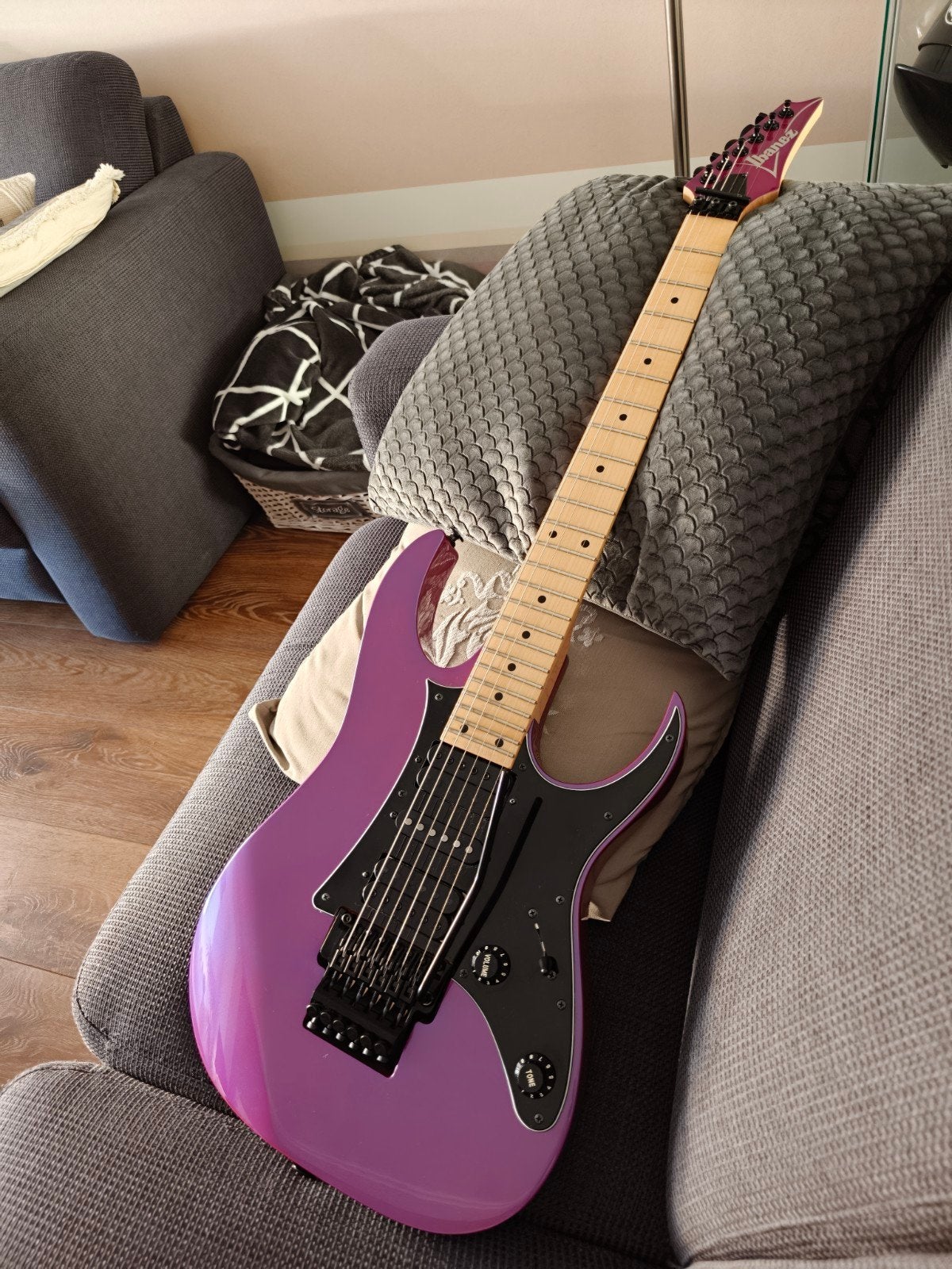 Ibanez RG550 Genesis Purple Neon, Muziek en Instrumenten, Ophalen of Verzenden, Zo goed als nieuw, Elektrisch, 6-snarig