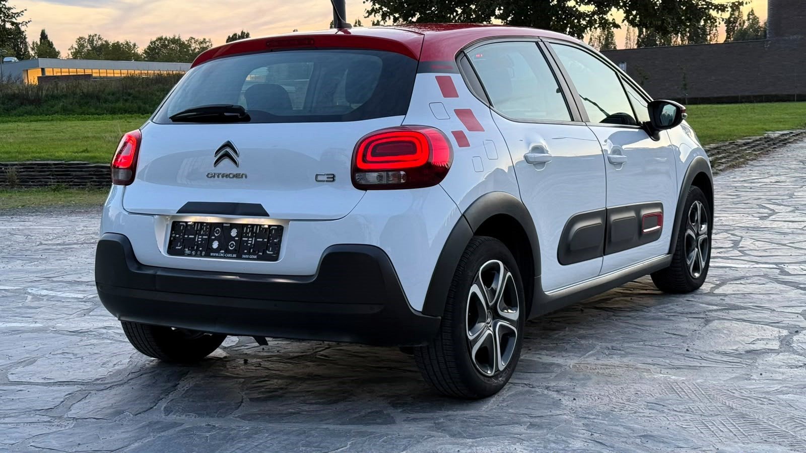 Citroën C3 1.2i bi-color white & red/2022/GEKEURD, Voorwielaandrijving, Stof, Euro 6, https://public.car-pass.be/verify/9553-5596-9782