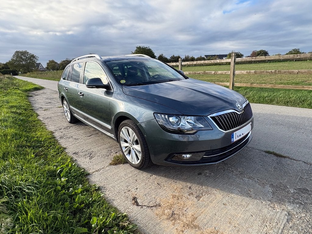 Škoda Superb Combi 1.6 TDI Elegance 105ch — CUIR, Autos, Cuir, Argent ou Gris, Achat, Noir