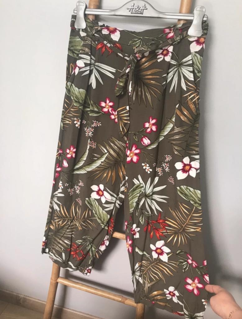 Alleen kaki broek met bloem-/bladpatronen, Kleding | Dames, Broeken en Pantalons, Ophalen of Verzenden, Gedragen, Maat 38/40 (M)