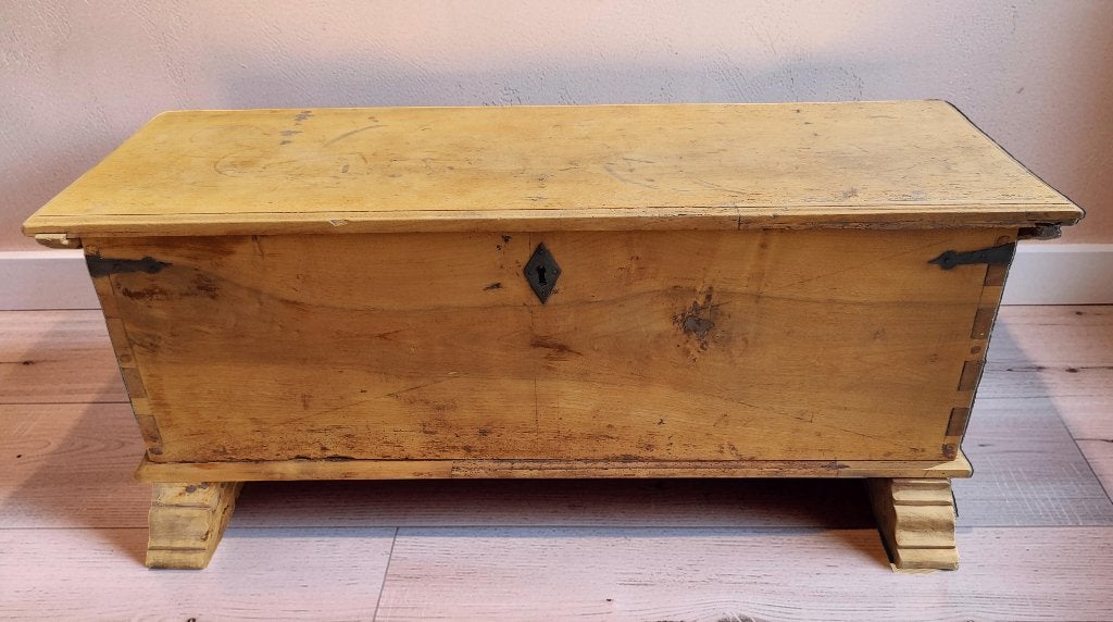 Ancien coffre en chêne ou orme massif – aérogommée, Antiquités & Art, Antiquités | Meubles | Tables, Enlèvement