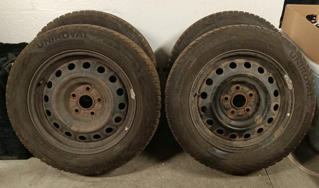 4 pneus Hiver (quasi neuf) Uniroyal 205/60R16 + jantes 5x114, Neuf, Pneus hiver, 16 pouces, Véhicule de tourisme