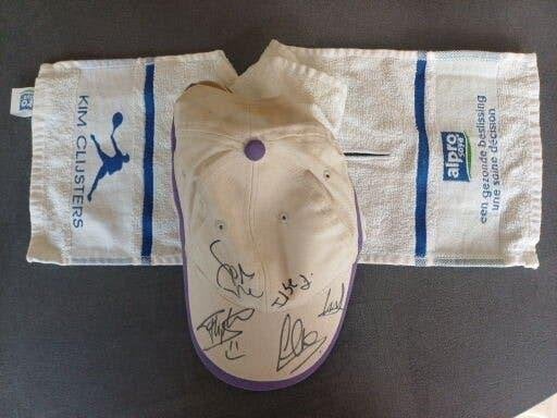 Pet Sjaal handtekening diverse Tennissterren ea!, Verzamelen, Ophalen of Verzenden, Nieuw, Pet of Muts