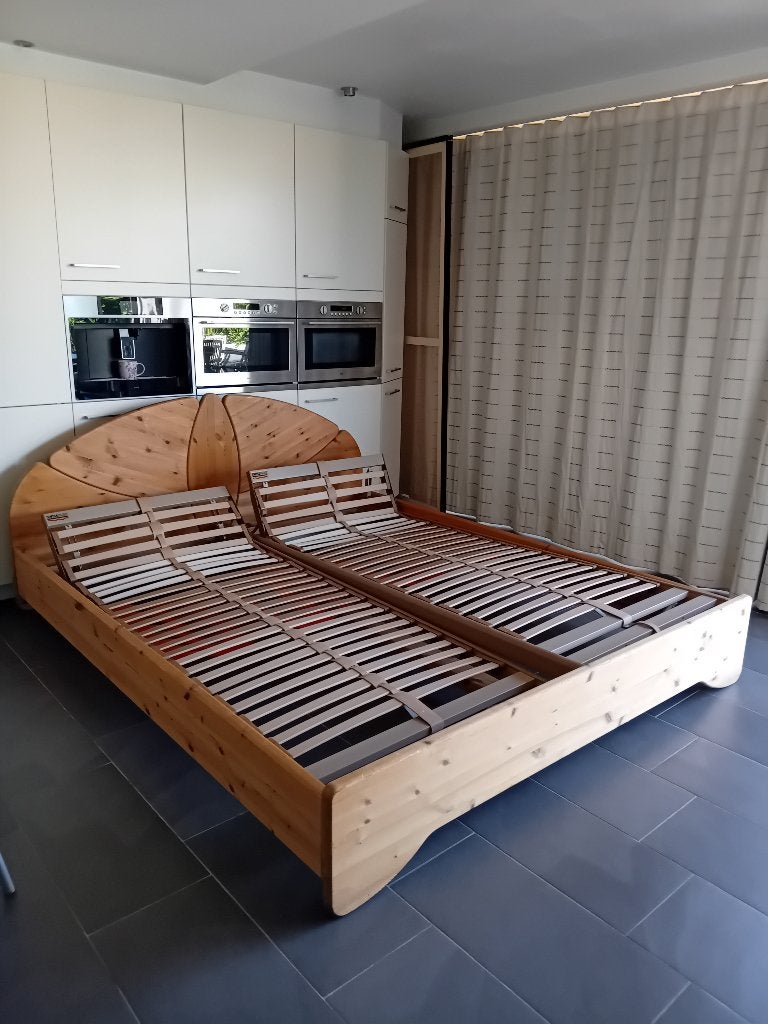 Groot design bed met lattenbodem en Emma matras, Huis en Inrichting, Slaapkamer | Bedden, Ophalen, Verstelbaar, Bruin, Tweepersoons