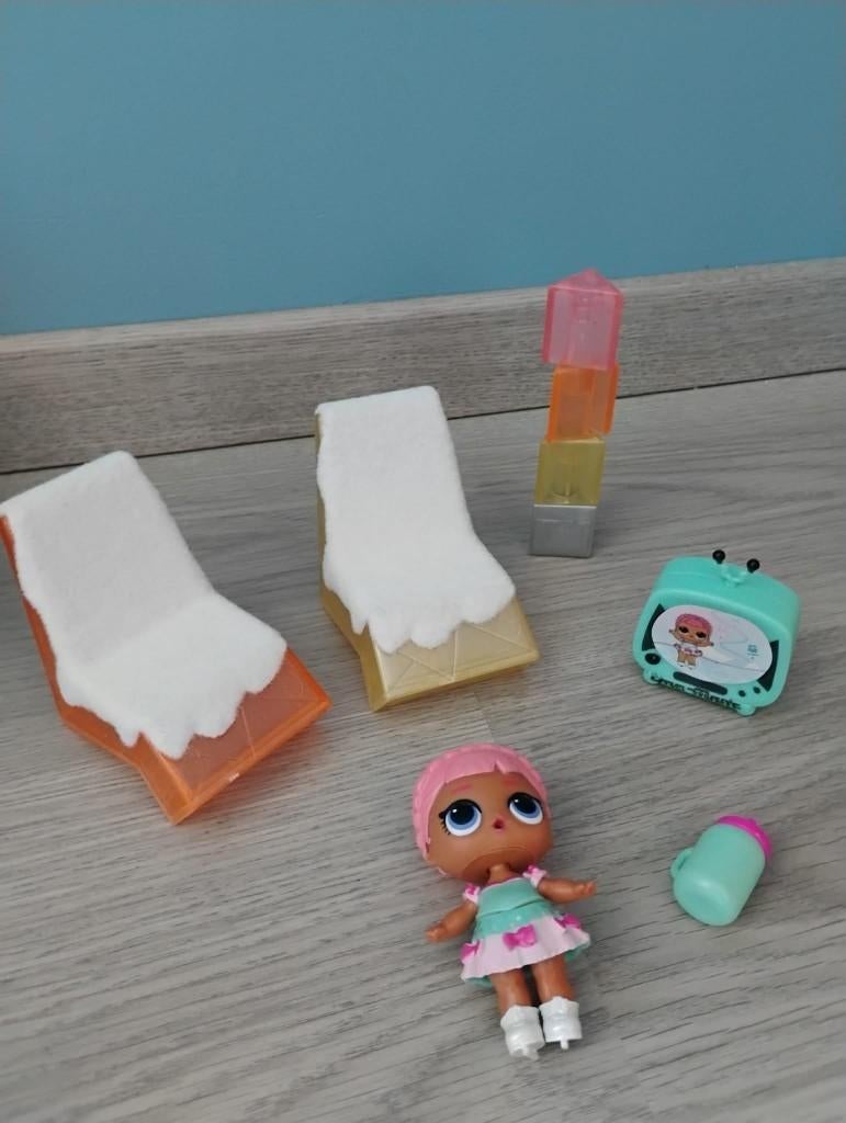 L.O.L. Surprise! Winter Chill Hangout Spaces meubelset + pop, Kinderen en Baby's, Speelgoed | Poppenhuizen, Ophalen, Gebruikt