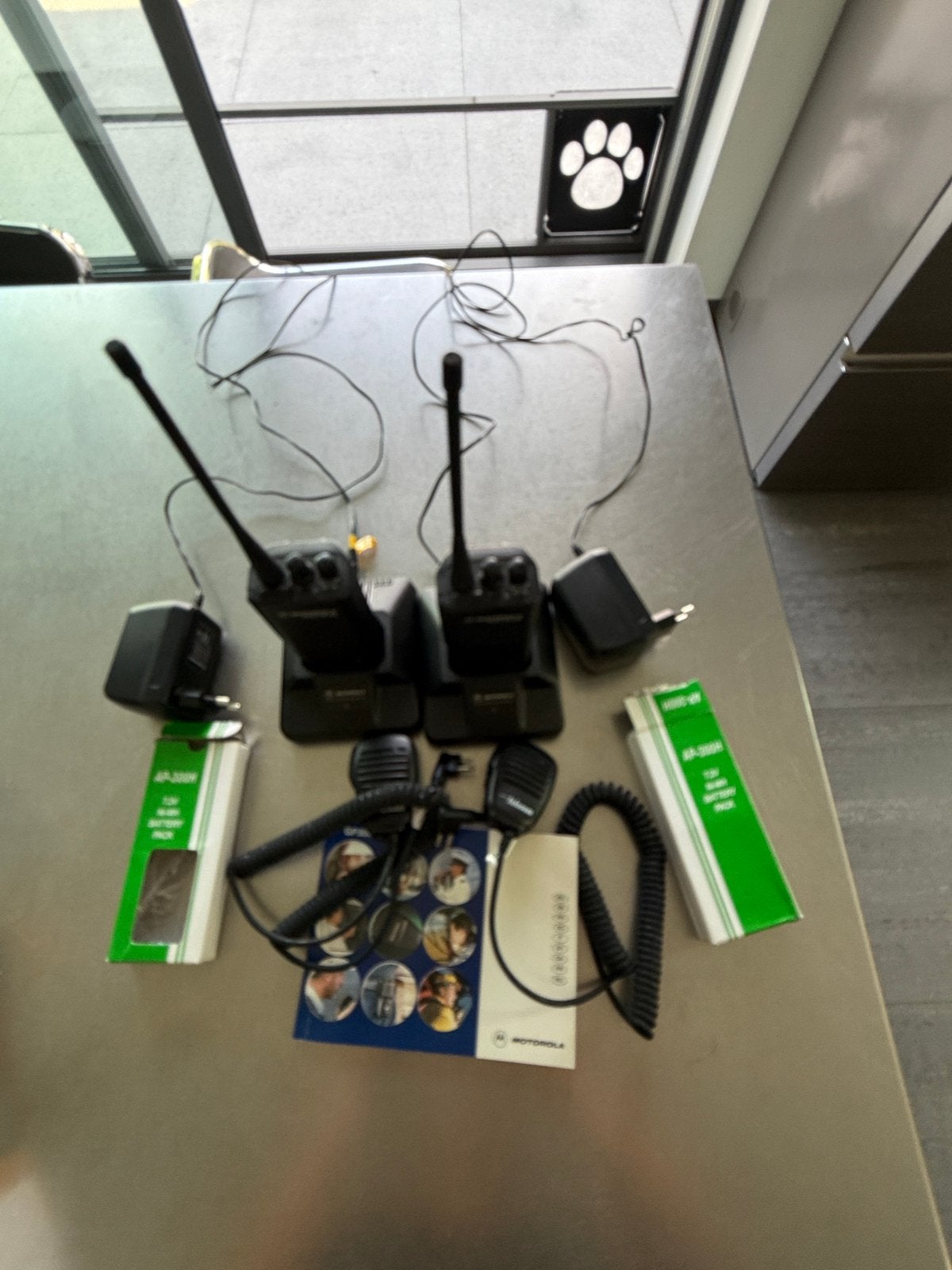 Motorola Radius GP300, set van 2  + laders & microfoons, Télécoms, Talkies-walkies & Walkies-talkies, Enlèvement, Comme neuf, Talkie-walkie ou Walkie-talkie