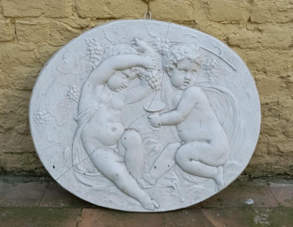 Italiaans reliëf met twee putti, druiven en wijn, Ophalen, Gips, Handgemaakt, Wit