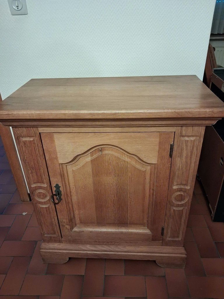 Stevig houten kastje, Ophalen