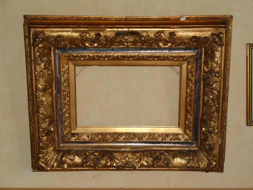 Cadre ancien en bois et stuc doré à décor de feuilles, Antiquités & Art, Antiquités | Autres Antiquités, Enlèvement